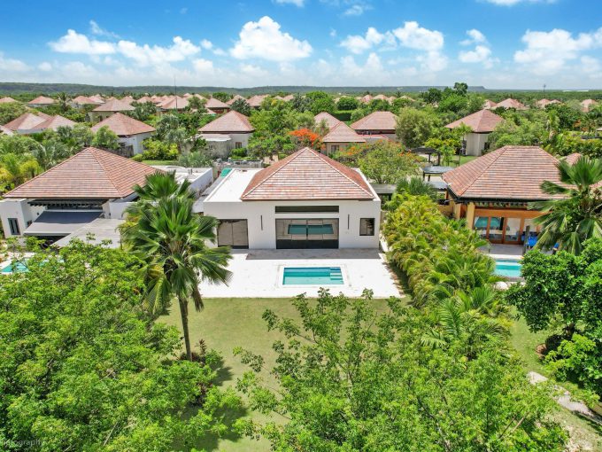 Modern Luxury Villa Meets Serenity